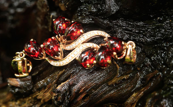 Yunnan Cultural Industry Expo: Maguan garnet on display