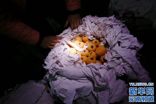 Kunming fruit market under flashlights