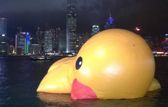 Giant rubber duck drowns<BR>小黃鴨在香港'溺水'(圖)