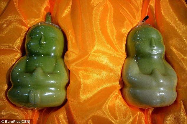 Farmer creates special pears<BR>贛果農(nóng)種出'人參梨'(圖)