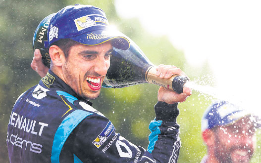 Buemi revs up Renault in Paris