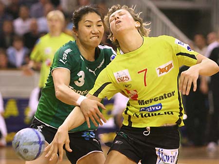 Marina Vergelyuk (R) of Krim challenges Chao Zhai of Viborg HK during their final first leg Champions League handball match in Ljubljana, Slovenia May 14, 2006. 