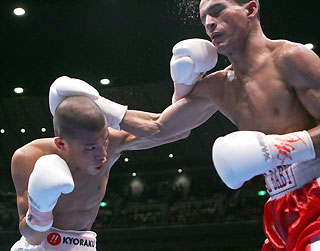 Koki Kameda (L) of Japan lands a punch to Juan Jose Landaeta of Venezuela during the World Boxing Association (WBA) light flyweight title bout at Yokohama Arena in Yokohama, south of Tokyo, August 2, 2006. Kameda defeated Landaeta by a 2-1 decision.