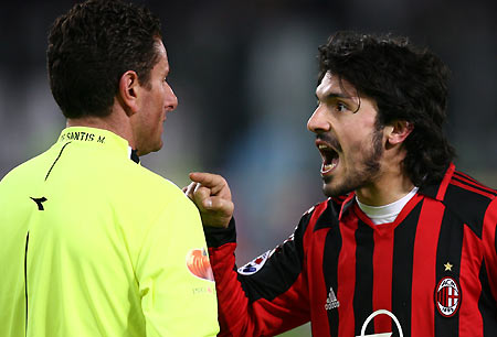 AC Milan's Gennaro Gattuso (R) reacts after getting a red card from referee Massimo De Sanctis during the match against Juvenus in their Italian Serie A soccer match at the Delle Alpi stadium in Turin March 12, 2006. [Reuters]