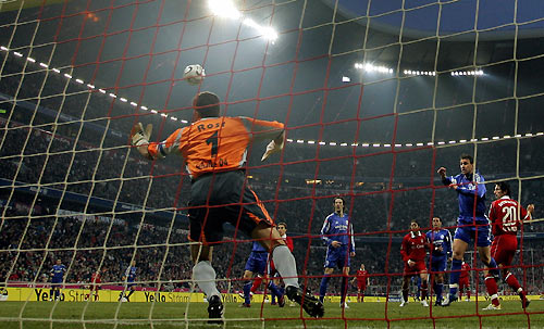 Hasan Salihamidzic (R), Bosnian midfielder of Bayern Munich, scores with a header against Schalke 04 during the German first division Bundesliga soccer match in Munich, March 19, 2006. Bayern won the game 3-0. [Reuters]