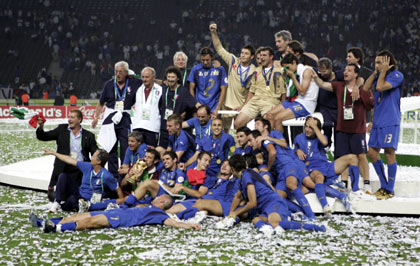 Members of the Italy team pose with the World Cup Trophy after their World Cup 2006 final soccer match against France in Berlin July 9, 2006. [Reuters]