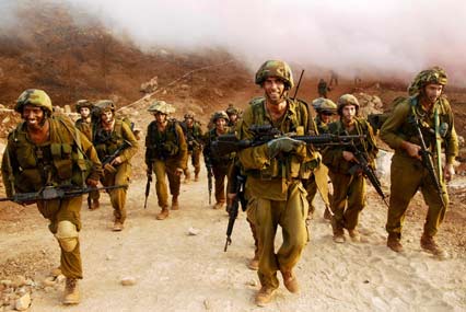 Israeli soldiers walk together after leaving Lebanon near the Israeli-Lebanon border August 15, 2006 in this picture released by the Israeli Defense Forces. [Reuters]