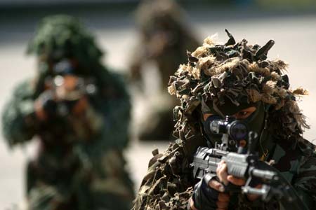 Chinese policemen take aim during a counter-terrorism exercise in Urumchi, Northwest China's Xinjiang Uygur Autonomous Region, April 28, 2007. [Xinhua]