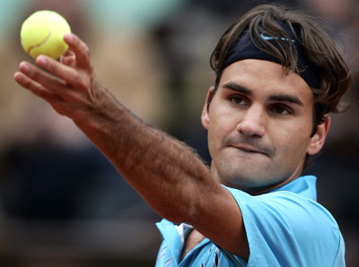 Roger Federer advances at French Open