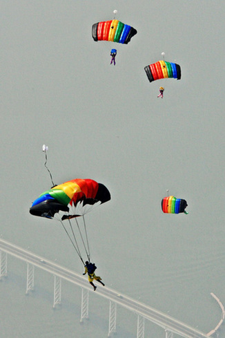 Parachute jumpings mark 10 years after Macao's return