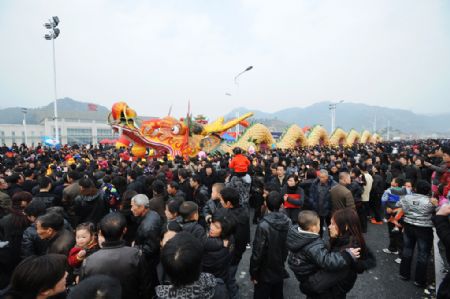 Dragon dance greets New Year in E China