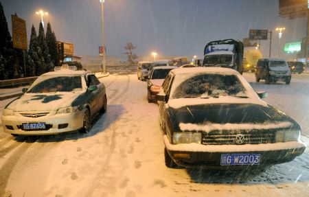 Snow hits C China, disrupting traffic