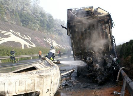 2 killed, 6 injured in highway pileup in C China