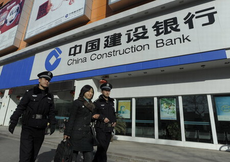 Police conduct bank escorts in E.China