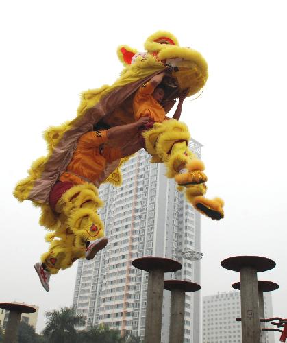 Breathtaking lion dance on knives