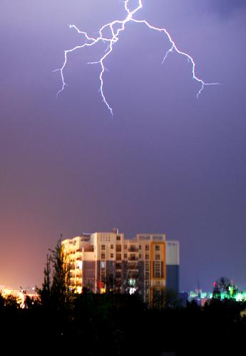 Thunderstorm hits SW China, failing to ease drought