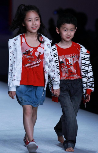 Child fashion models light up the stage