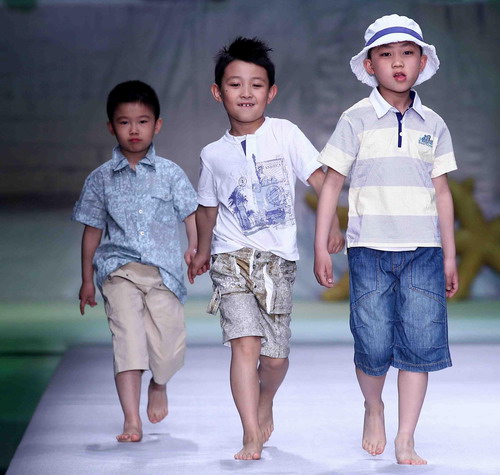 Child fashion models light up the stage