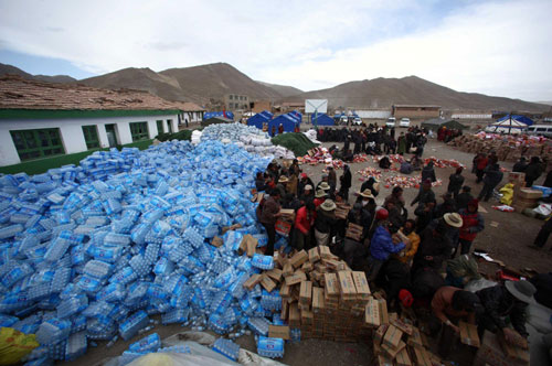 Villagers in Longbao welcome supplies