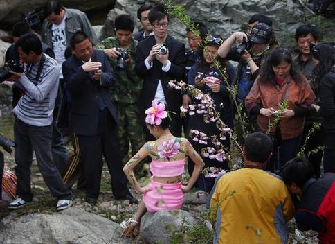 Body painting show at scenic zone of Luoyang City