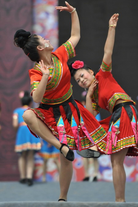 Sisters Festival opens in SW China