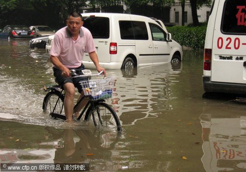 Heavy rain hits Guangzhou