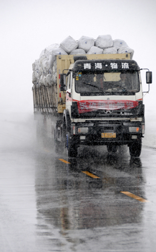 Snow blankets quake-hit Yushu