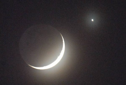 Crescent moon below planet Venus observed in China