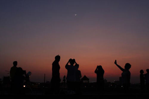 Crescent moon below planet Venus observed in China