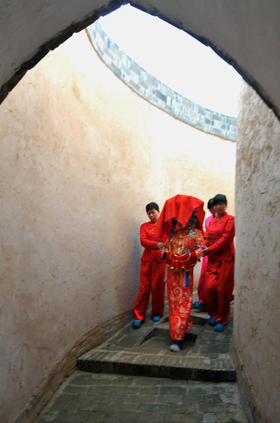 Traditional 'dikeng' wedding in Henan