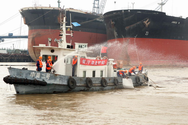 Oil spill drill held in Shanghai