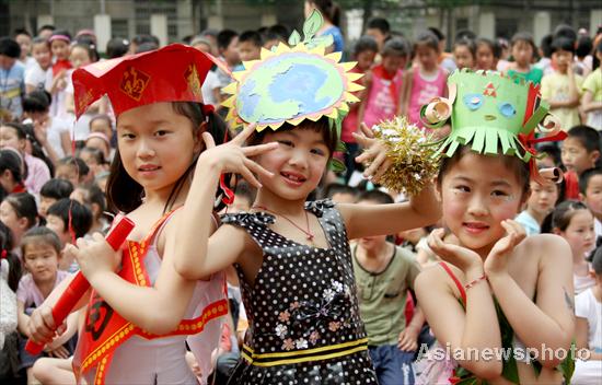 Pupils dress 'green' at fashion show in E China