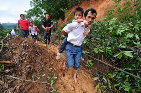 Rescue work continues in rainstorm-hit S China