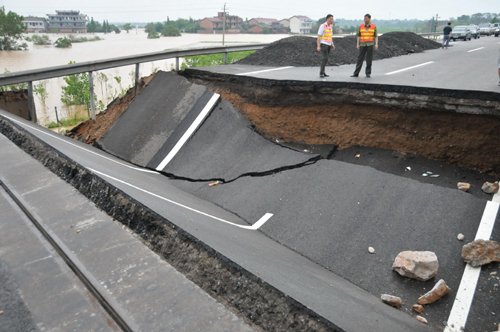 Heavy rain damages highway in Jiangxi