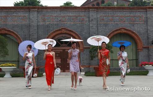 Qipao ladies take to the streets