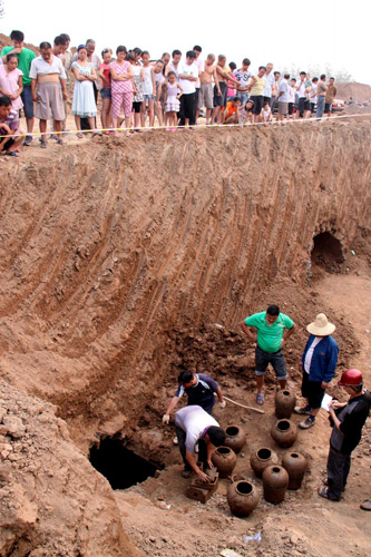 Two ancient tombs unearthed in Central China