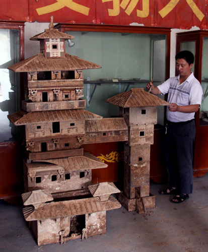 Two ancient tombs unearthed in Central China