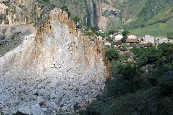 Villagers narrowly escape landslide in S China