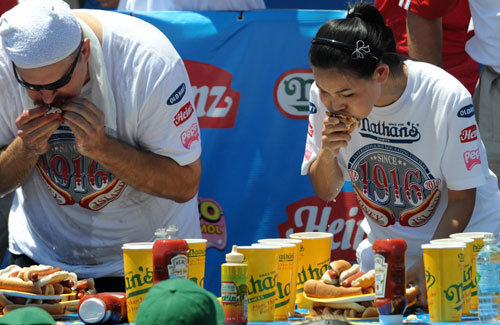 Defending champ wins annual eating contest