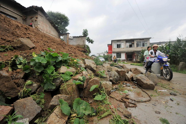 Dyke breach repair under way in Anhui