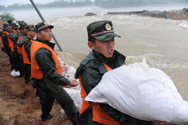 Dyke breach repair under way in Anhui