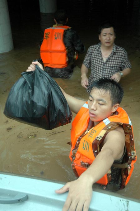 E China pounded by heavy rain