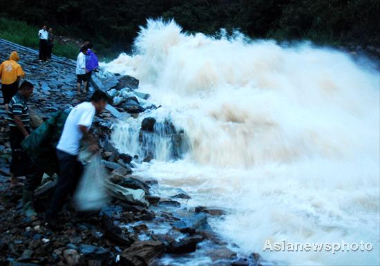 Reservoir water overflows, flooding villages in Jiangxi