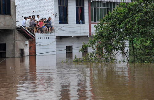 Residents along Yangtze River brace for floods