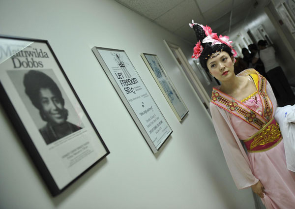 Chinese ethnic costumes dazzle Washington audiences