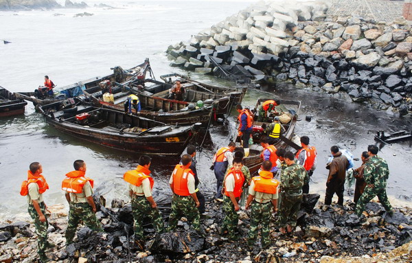 Worker drowns during oil spill clean-up in Dalian