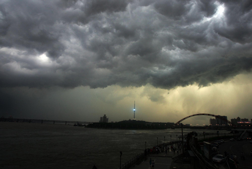 Dark clouds shadow Yangtze before flood crests arrive