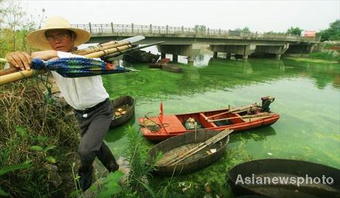 Algae outbreak threatens drinking water source