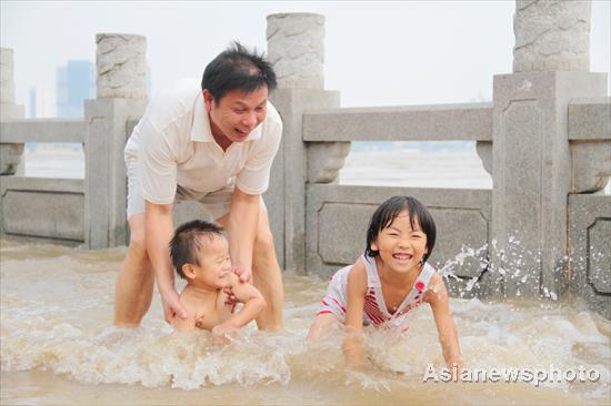 Wuhan turns flood into fun