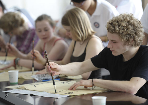 German students learn Chinese calligraphy